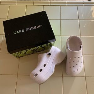 Cape Robbin Gardener White Croc Style Platform